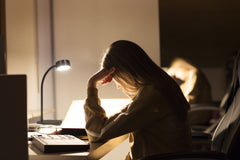 Černá stolní lampa USB 4.8W OFFICE CYLINDER, laditelná bílá OSRAM