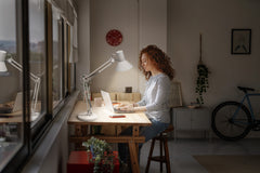 Bílá stolní lampa stmívatelná 9W OFFICE DESK RETRO, teplá bílá OSRAM