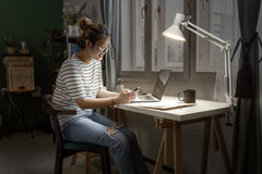 Bílá stolní lampa stmívatelná 9W RETRO CLIP, teplá bílá OSRAM