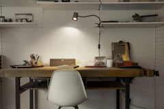 Bílá stolní lampa s klipemU10 9W OFFICE DESK TRAPEZIUM OSRAM