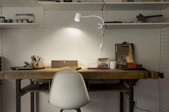 Černá stolní lampa s klipemU10 9W OFFICE DESK TRAPEZIUM OSRAM