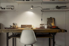 Tmavě šedá stolní lampa s klipemU10 9W OFFICE TRAPEZIUM OSRAM