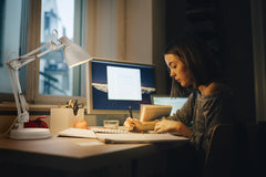 Bílá stolní lampa E27 11W OFFICE LINE DESK PEAR OSRAM