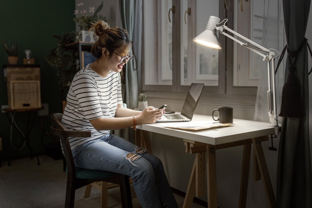 4099854388408 - Bílá stolní lampa stmívatelná 9W RETRO CLIP, teplá bílá - Stolní lampa - LEDVANCE e - shop