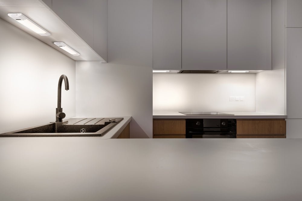 4058075842540 - Bílé podlinové LED světlo + senzor 4W LINEAR 300, laditelná bílá - Podlinkové svítidlo - LEDVANCE e - shop
