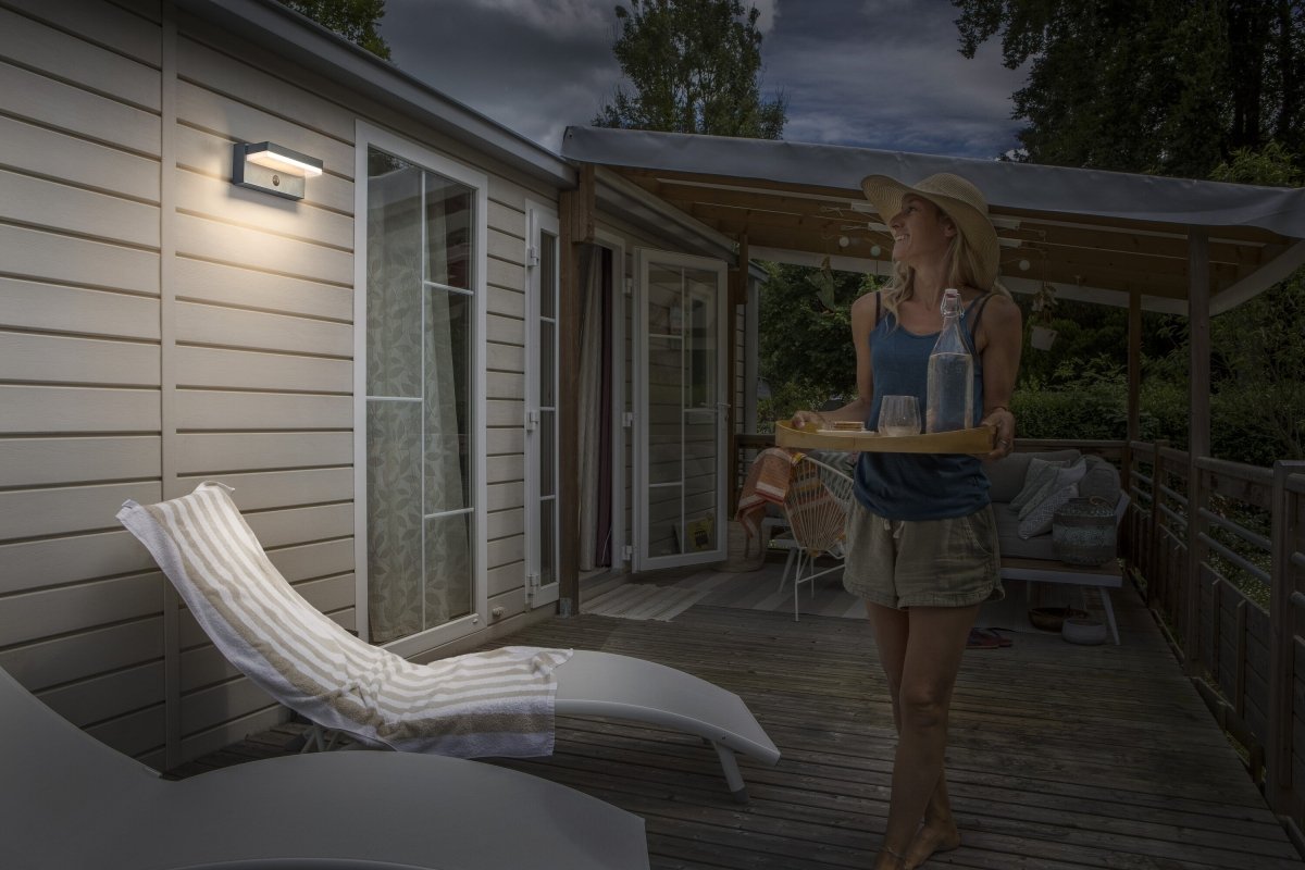 4099854415715 - Solární venkovní svítidlo ENDURA Style Solar + USB Robust, IP54, Tmavě šedé - Czechia LEDVANCE e - shop